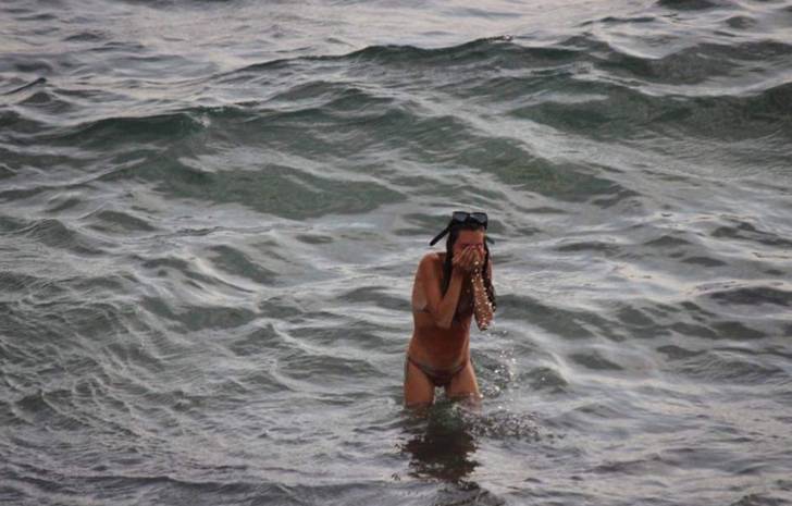 psicologiasdobrasil.com.br - Pensaram que esta jovem estava nadando, mas então um bebê surgiu entre as ondas do Mar Vermelho