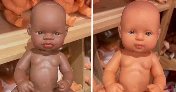 Mãe acusa empresa fabricante de bonecas de racismo: “Exageraram nos traços”