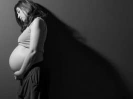 Pai ameaça expulsar filha grávida de casa se ela não entregar bebê para adoção