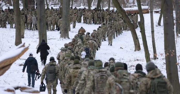 Mais de cem brasileiros procuram Embaixada da Ucrânia para ir à guerra