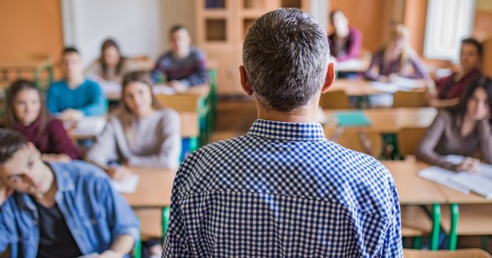 Jovem com autismo acusa professor de humilhá-la na frente dos colegas em SP