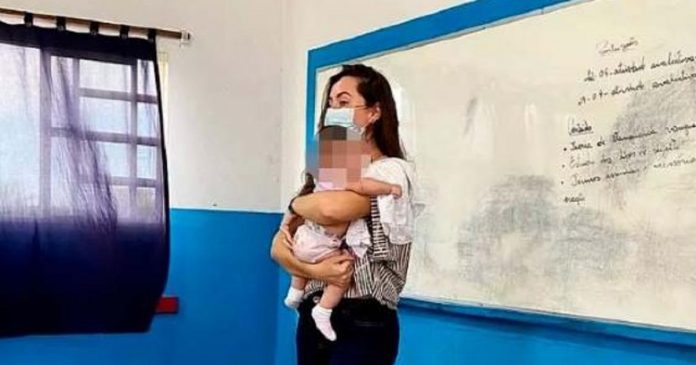 Professora viraliza nas redes sociais após segurar bebê de aluna no colo durante a aula