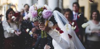 Mãe tenta arruinar casamento do filho primogênito e é impedida pelo caçula