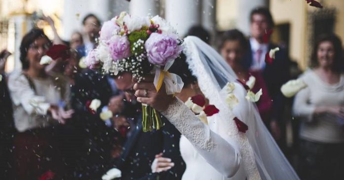 Mãe tenta arruinar casamento do filho primogênito e é impedida pelo caçula