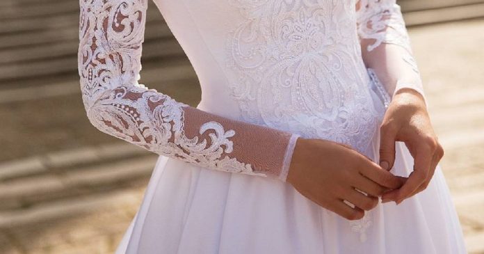 Mulher ignora críticas e resolve usar seu vestido de noiva no casamento da amiga