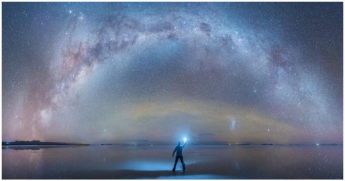 Fotógrafo captura fantásticas imagens da Via Láctea refletidas no maior deserto de sal do mundo