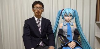 Japonês casado com um holograma enfrenta crise na relação por falta de comunicação
