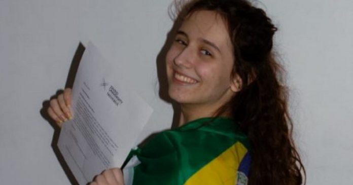 Jovem que sempre estudou em escola pública é aprovada em 10 universidades internacionais