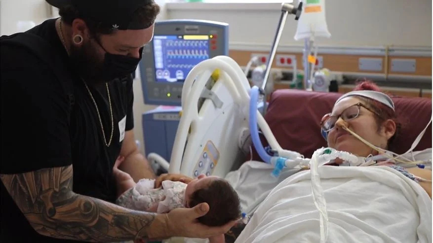 psicologiasdobrasil.com.br - Vídeo emocionante mostra mãe segurando seu bebê após 85 dias hospitalizada
