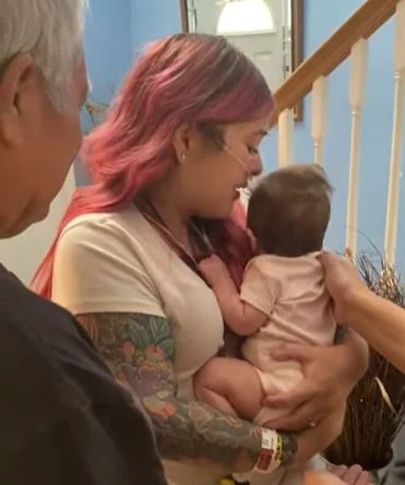 psicologiasdobrasil.com.br - Vídeo emocionante mostra mãe segurando seu bebê após 85 dias hospitalizada
