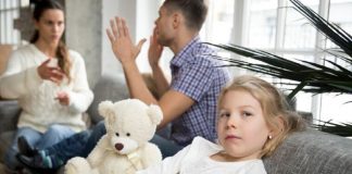 4 Atitudes tóxicas dos pais que prejudicam os filhos – e como mudar isso