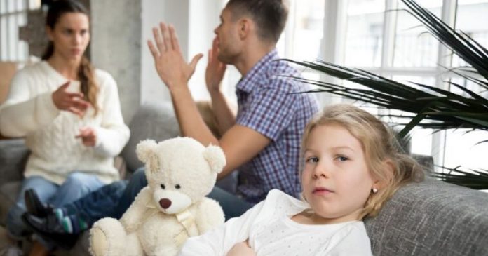 4 Atitudes tóxicas dos pais que prejudicam os filhos – e como mudar isso