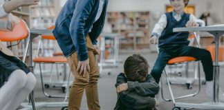 8 sinais de que seu filho é vítima de bullying: até o uniforme pode trazer indícios!