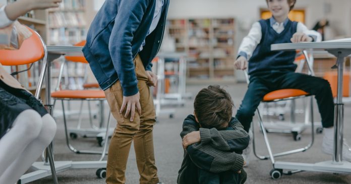 8 sinais de que seu filho é vítima de bullying: até o uniforme pode trazer indícios!