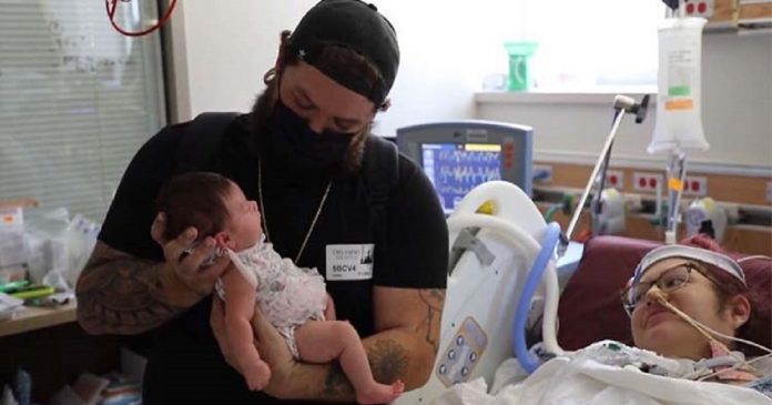 Vídeo emocionante mostra mãe segurando seu bebê após 85 dias hospitalizada