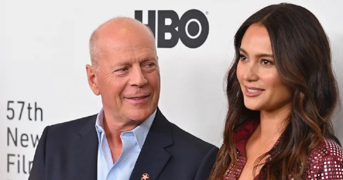 Esposa de Bruce Willis fala sobre rotina após doença do marido: “afetou minha saúde mental”