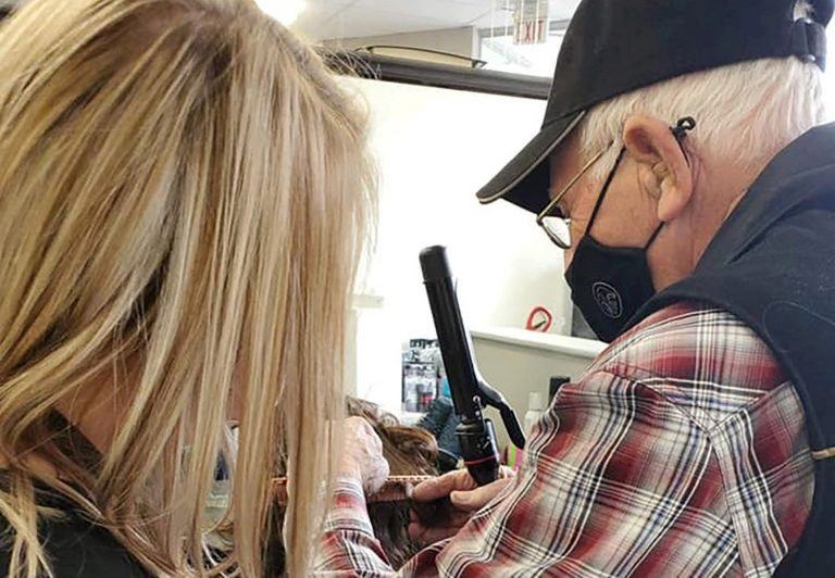 psicologiasdobrasil.com.br - Homem de 79 anos fez aula para aprender a fazer cabelo e maquiagem da esposa