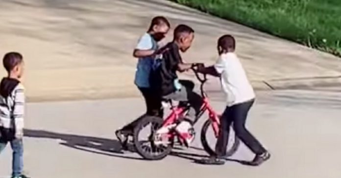 Crianças ensinam vizinho a andar de bicicleta e gesto comove todo o bairro