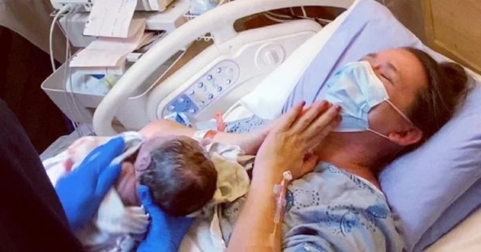Após 7 abortos espontâneos, mãe se emociona ao ouvir o choro de seu bebê pela primeira vez