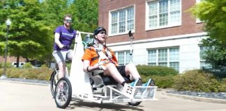 Estudantes criam bicicleta personalizada para que homem com ELA possa sentir o vento no rosto