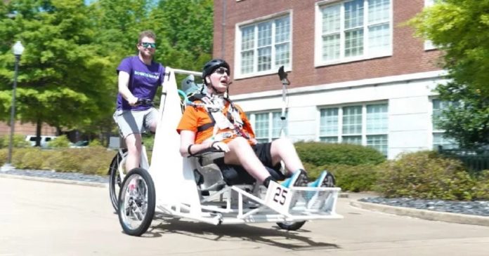 Estudantes criam bicicleta personalizada para que homem com ELA possa sentir o vento no rosto