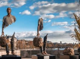 “Os viajantes”: Esculturas de bronze estão comovendo e intrigando os observadores de arte