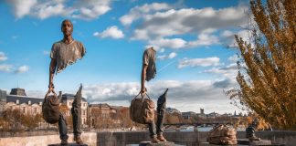 “Os viajantes”: Esculturas de bronze estão comovendo e intrigando os observadores de arte
