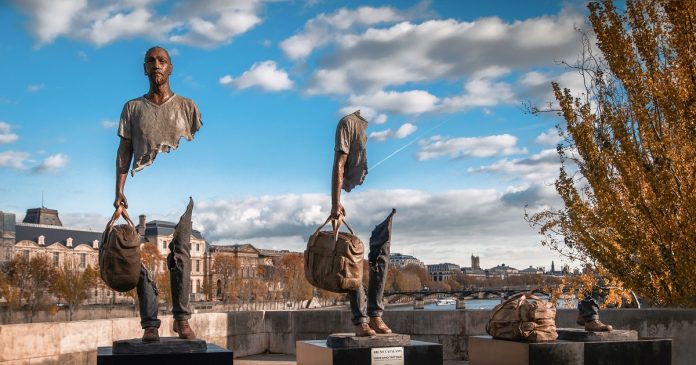 “Os viajantes”: Esculturas de bronze estão comovendo e intrigando os observadores de arte