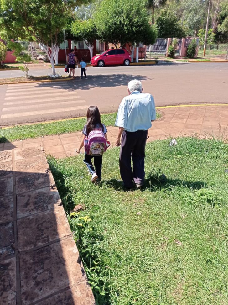 psicologiasdobrasil.com.br - Avô de 88 anos acompanha diariamente sua "bisneta postiça" à escola e a espera na saída.
