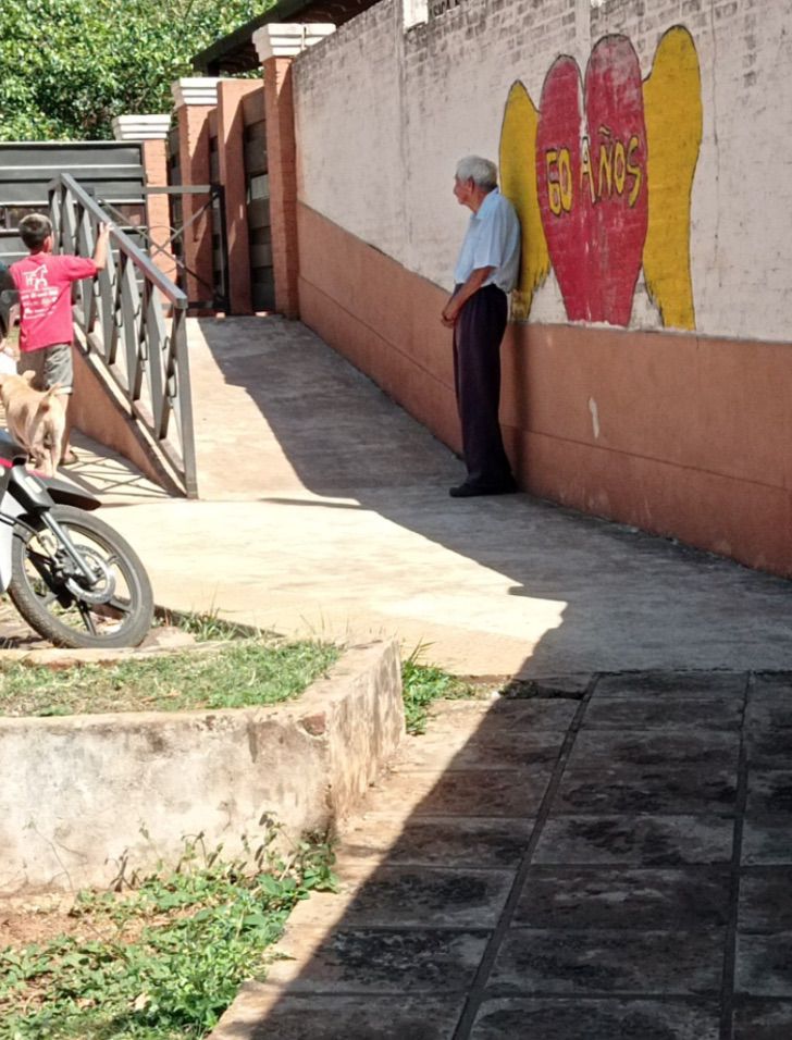 psicologiasdobrasil.com.br - Avô de 88 anos acompanha diariamente sua "bisneta postiça" à escola e a espera na saída.