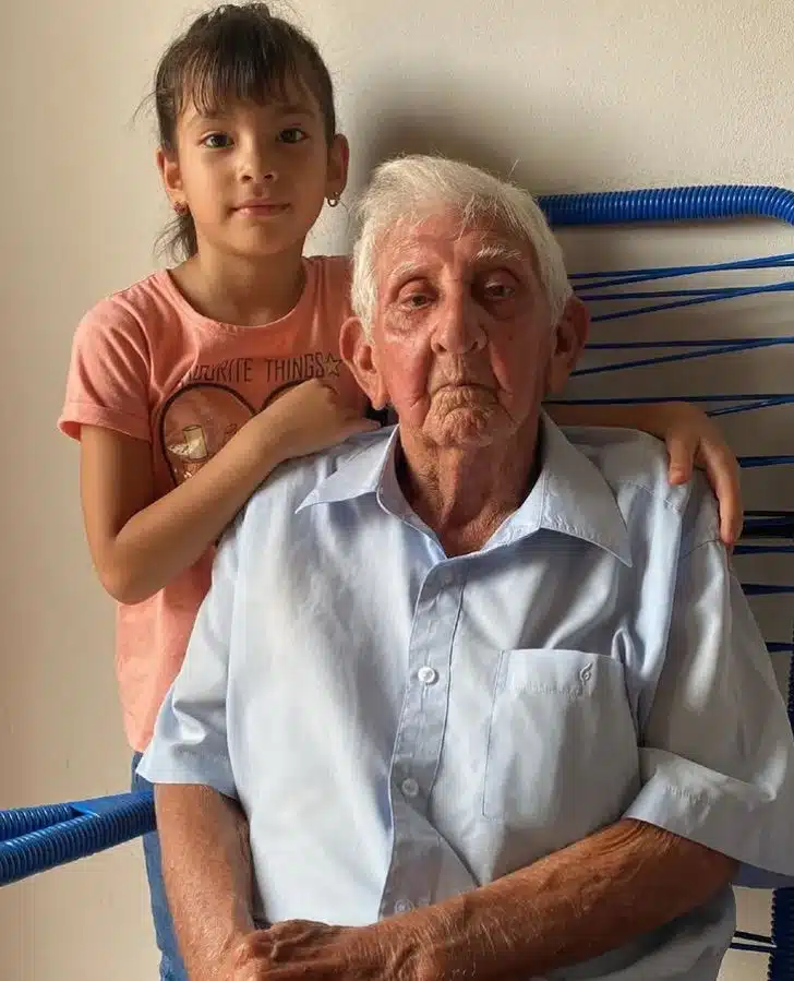 psicologiasdobrasil.com.br - Av&ocirc; de 88 anos acompanha diariamente sua "bisneta posti&ccedil;a" &agrave; escola e a espera na sa&iacute;da.