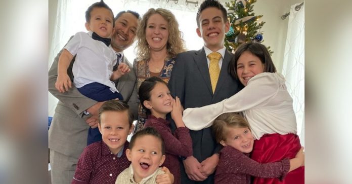 Casal com síndrome do ninho vazio adota 7 irmãos que perderam os pais em um acidente de carro