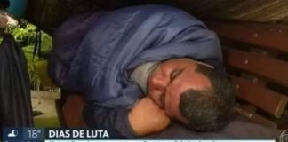 Para economizar com a passagem homem dorme na Central do Brasil durante a semana.