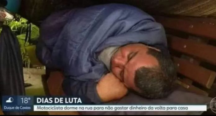Para economizar com a passagem homem dorme na Central do Brasil durante a semana.