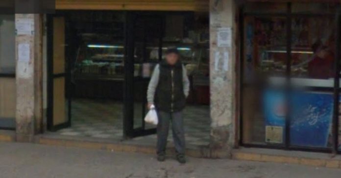 Jovem encontrou seu avô falecido há 1 ano no Google Street. Ele estava na sua padaria favorita