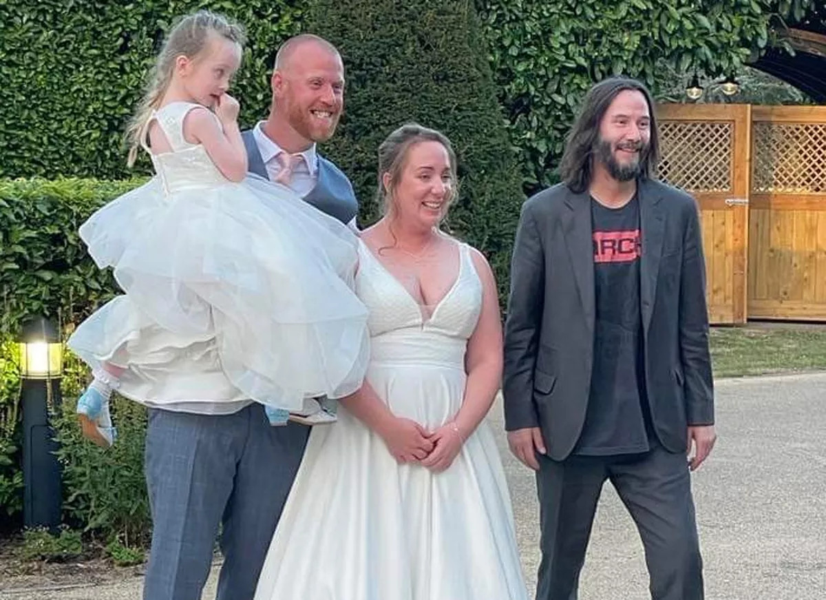 psicologiasdobrasil.com.br - Keanu Reeves surge de surpresa em casamento após ser convidado pelo noivo em bar de hotel