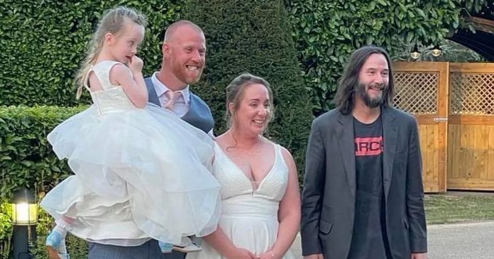 Keanu Reeves surge de surpresa em casamento após ser convidado pelo noivo em bar de hotel