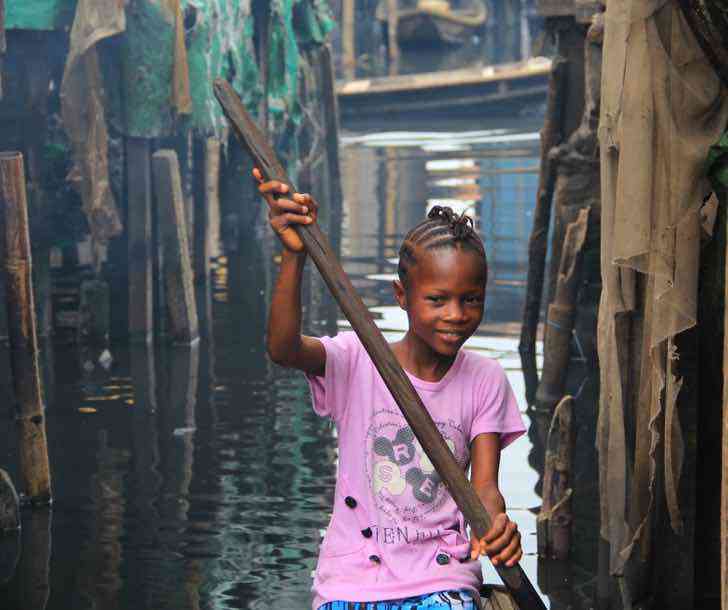 psicologiasdobrasil.com.br - Menina que vendia peixe recebeu ajuda e conseguiu ir à escola: “Pronta a universidade”