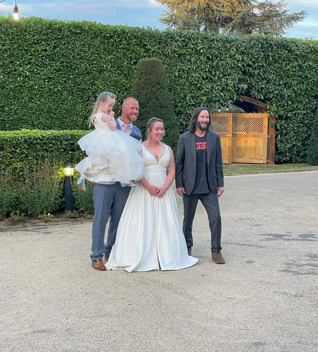psicologiasdobrasil.com.br - Keanu Reeves surge de surpresa em casamento após ser convidado pelo noivo em bar de hotel