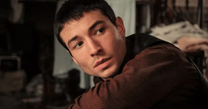 Ezra Miller anuncia que irá tratar seus “problemas complexos de saúde mental”