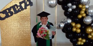 Vovó de 84 anos finalmente conquista seu diploma do Ensino Médio