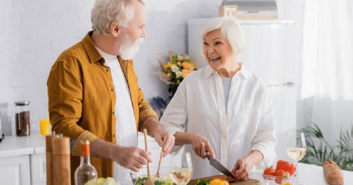 Fazer tarefas domésticas pode reduzir em 21% o risco de ter Alzheimer