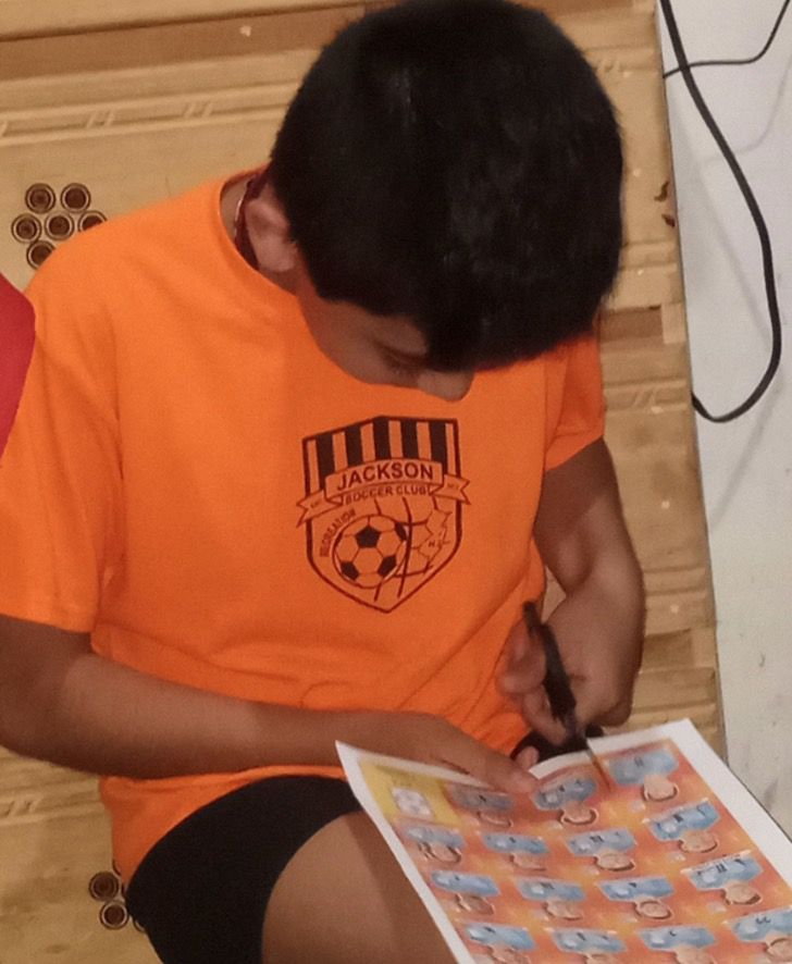 psicologiasdobrasil.com.br - Pai com pouco dinheiro imprimiu as figurinhas do álbum da Copa para o filho: "Está feliz cortando"