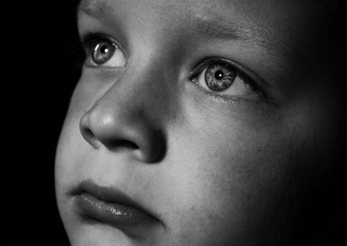 Como falar sobre a finitude da vida com crianças: especialista explica como apoiar os pequenos diante da perda de um ente querido