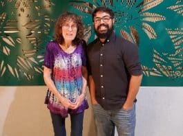 Escritor tem emocionante reencontro com a professora que o ensinou a ler