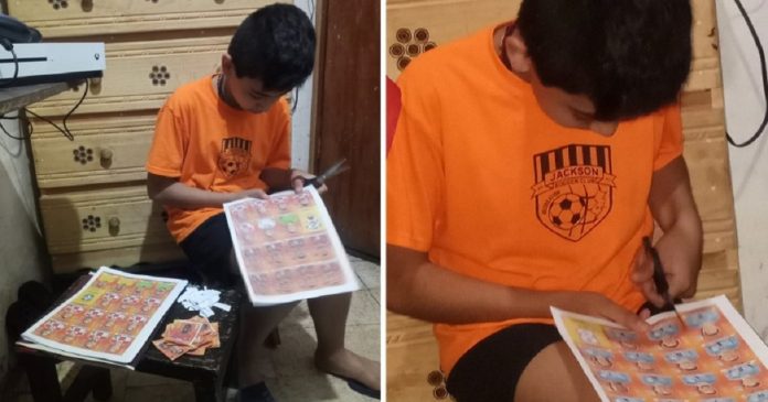 Pai com pouco dinheiro imprimiu as figurinhas do álbum da Copa para o filho: “Está feliz cortando”