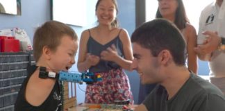 Jovem que construiu seu próprio braço protético de LEGO aos 8 anos agora ajuda outras crianças