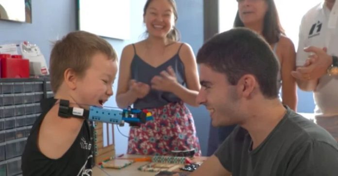 Jovem que construiu seu próprio braço protético de LEGO aos 8 anos agora ajuda outras crianças