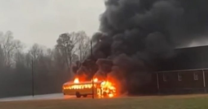 Heroína: Motorista tira alunos de ônibus escolar momentos do veículo explodir em chamas
