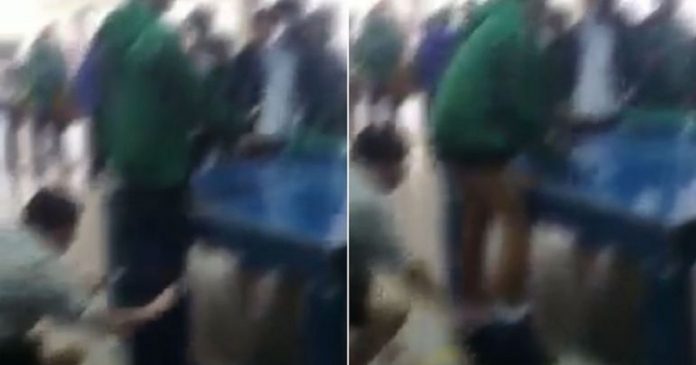 Adolescente com deficiência intelectual tem calça abaixada por colegas de escola em SP